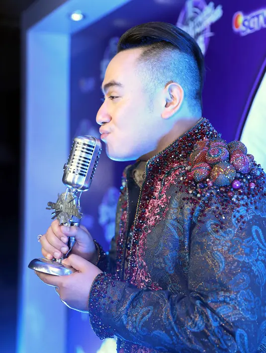 Kali ini, ia mengalahkan para penyanyi dangdut lain sepeti Agung Hercules, Beniqno, Nurbayan dan Ridho Rhoma. (Nurwahyunan/Bintang.com)