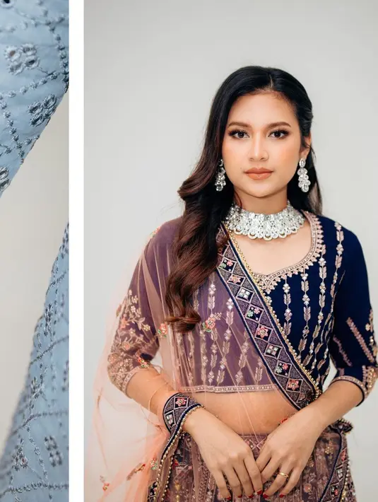 Indah Permata Sari pun tampak menghadiri perayaan Diwali bersama sang suami, tampil cantik dalam balutan kain sari biru navy. Atasan lengan sesiku berwarna biru navy dengan taburan batu, dipadukan dengan roknya yang serasi. Selendang transparan yang serasi menyempurnakan penampilan Indah Permata Sari di sini. [Foto: Instagram/indahpermatas]