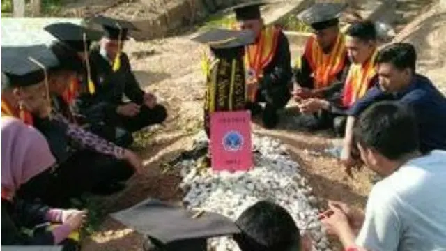 Kisah Haru Wisuda Mahasiswa Kolaka di Kuburannya