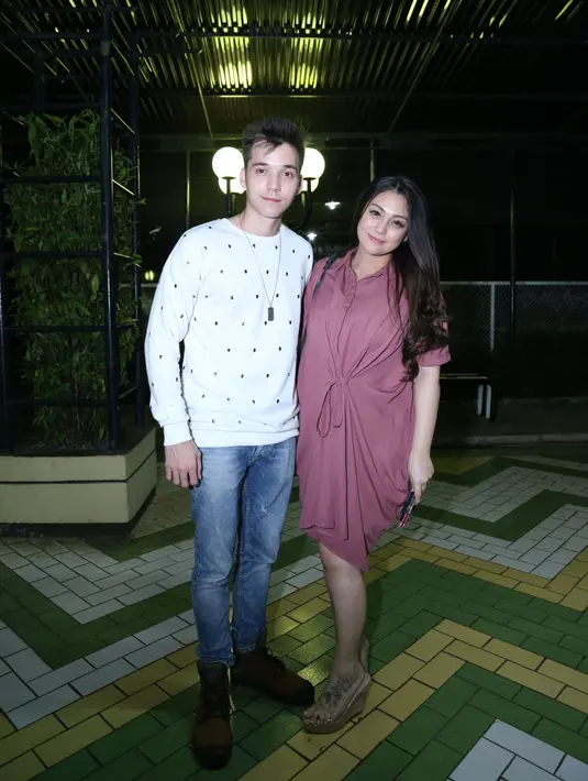 "Sebelum jalan kerja main dulu sama dia. Pagi-pagi mandiin, gantiin pampers. Balik juga pas malam kan kadang bangun-bangun tuh dia," tukas Stefan William. (Nurwahyunan/Bintang.com)