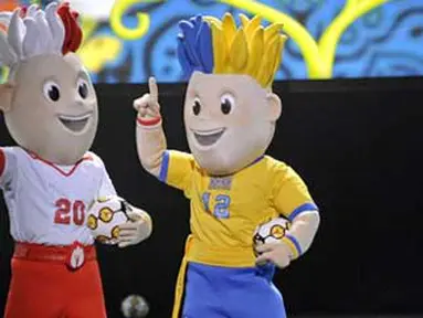 Mascot bersaudara, satu memakan kostum Ukraina (kanan) dan lainnya memakai kostum Polandia (kiri), dipresentasikan sebagai maskot Euro 2012 di Warsawa, 16 November 2010. AFP PHOTO / JANEK SKARZYNSKI 