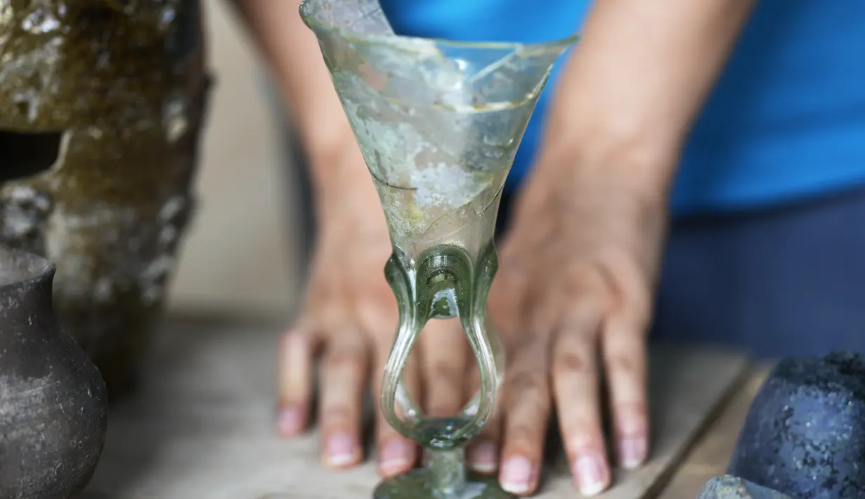 <p>Para pejabat mengatakan bahwa barang antik yang dapat dipindahkan akan dipindahkan ke museum, sementara reruntuhan struktur teater itu sendiri akan ditutup kembali setelah semua penelitian selesai. (AP Photo/Andrew Medichini)</p>
