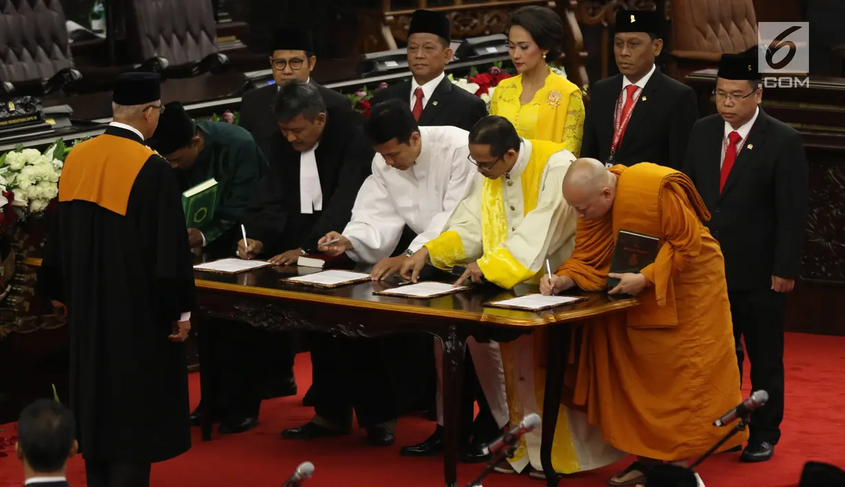 Sejumlah tokoh agama menandatangani berkas dalam pelantikan anggota DPR, MPR, dan DPD di Kompleks Parlemen, Jakarta, Selasa (1/10/2019). Para wakil rakyat yang terpilih dalam Pemilihan Umum 2019 dilantik hari ini. (Liputan.com/JohanTallo)
