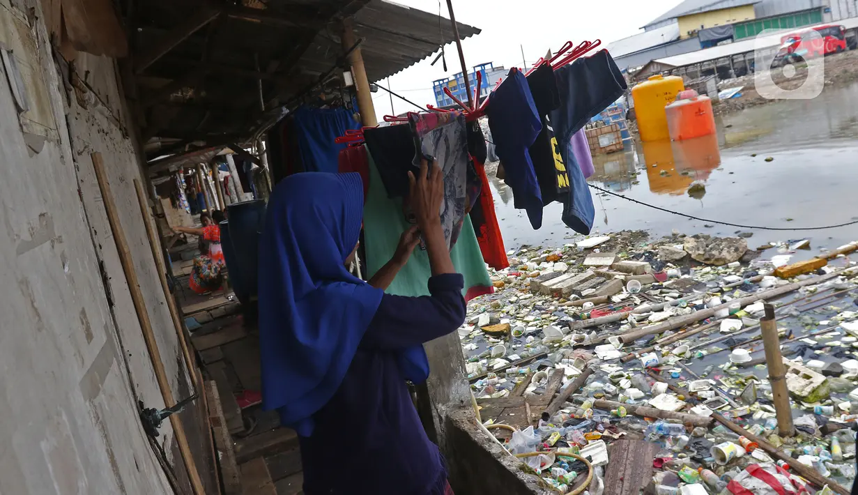 Warga menjemur pakaian di kawasan Kampung Tembok, Muara Angke, Jakarta Utara, Rabu (4/3/2020). (Liputan6.com/Herman Zakharia)