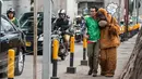 Aktivis Greenpeace Indonesia dan Orangutan melakukan teatrikal saat aksi damai di Jakarta, Kamis (9/2). Dalam aksinya mereka menyerahkan petisi yang sudah ditandatangani oleh lebih dari 203.000 orang di seluruh dunia. (Liputan6.com/Gempur M Surya)