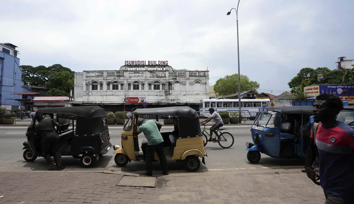 Pengemudi bajaj antre untuk membeli bahan bakar dekat sebuah SPBU di Kolombo, Sri Lanka, 13 April 2022. PM Sri Lanka mengatakan akan mendengarkan ide-ide pengunjuk rasa untuk menyelesaikan tantangan ekonomi, sosial, dan politik yang dihadapi negara. (AP Photo/Eranga Jayawardena)