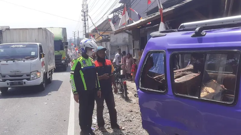 Truk tabrak angkot jurusan Cibadak-Cicurug Kabupaten Sukabumi, penumpang alami luka-luka (Liputan6.com/Istimewa).