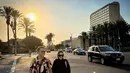 Sebelumnya, Zaskia Adya Mecca mengunggah foto menggandeng tangan Hanung Bramantyo di kawasan Garden Grove, California, AS. Ia susah diajak ke AS karena khawatir negara tersebut kurang ramah terhadap komunitas Muslim. “Akhirnya ku iyain, dan setelah itu sampai saat ini baru sadar betapa nyeselnya kalo kutolak,” tulisnya bersama foto itu. “Sekalian honeymoon yang tertunda 12 tahun ya,” Zaskia Adya Mecca menambahkan. (Foto: Dok. Instagram @zaskiadyamecca)