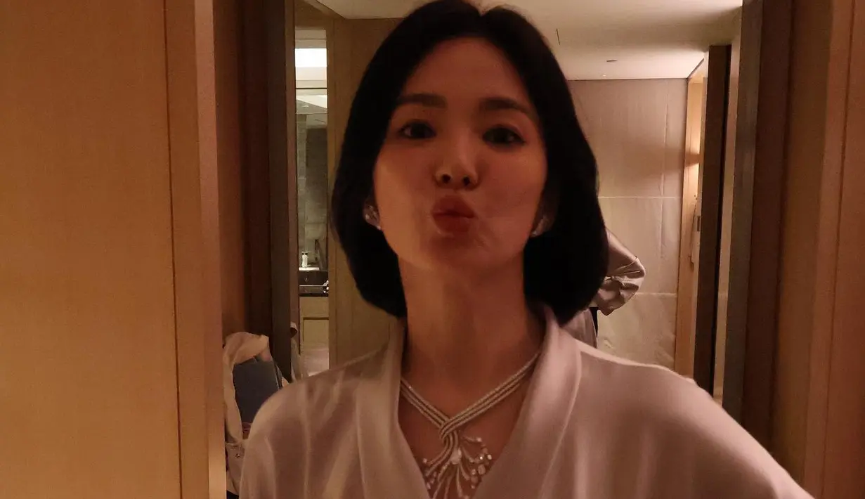 <p>Dalam foto lainnya, kemewahan dan keanggunan Song Hye Kyo semakin ditekankan dalam balutan gaun sutra yang dipadukan dengan perhiasan indah. (Foto: Instagram/ kyo1122)</p>