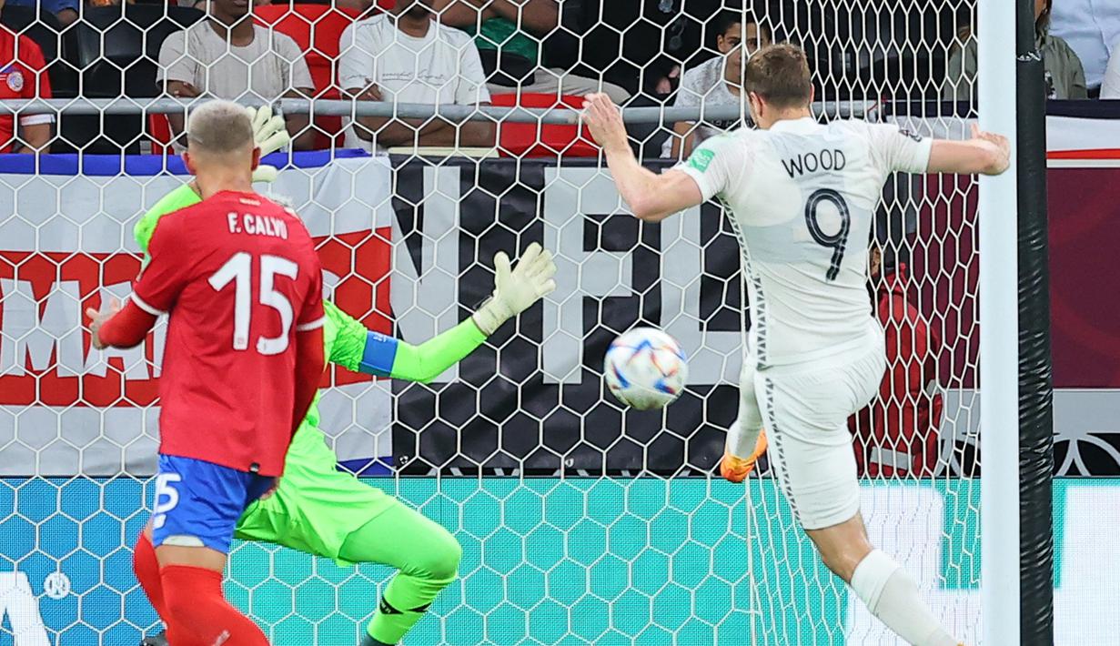 Selandia Baru sempat mencetak gol pada menit ke-39 melalui Chris Wood. Namun usai meninjau VAR, wasit menganulir gol tersebut karena Chris Wood dinilai telah terperangkap offside sebelum mencetak gol. (AFP/Karim Jaafar)