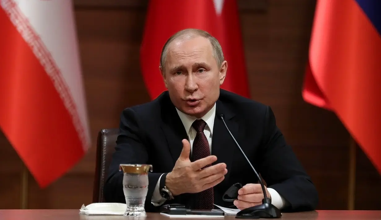 Presiden Rusia Vladimir Putin berbicara dalam pertemuan dengan Presiden Turki Recep Tayyip Erdogan dan Presiden Iran Hassan Rouhani terkait perdamaian Suriah di Ankara, Turki, Rabu (4/4). (AFP PHOTO/ADEM ALTAN)
