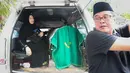 Anak semata wayang mantan Sekjen PSSI Nugraha Besoes, Winny Nugraha ikut mengantarkan jenazah ke masjid untuk disholatkan kemudian lanjut ke pemakaman Menteng Pulo, Jakarta Selatan, Senin (06/02/2023). Nugraha Besoes meninggal dunia pada Senin (06/02/2023) pukul 00.19 WIB di RS PON. (Bola.com/Bagaskara Lazuardi)