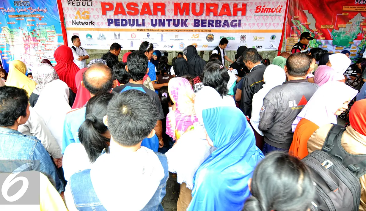Ratusan warga mengantri untuk mendapatkan kupon pasar murah di Kantor DPP PDIP Lenteng Agung, Jakarta, Senin (13/7/2015). Warga menyambut antusias kehadiran pasar murah yang digelar PDIP (Liputan6.com/Yoppy Renato)