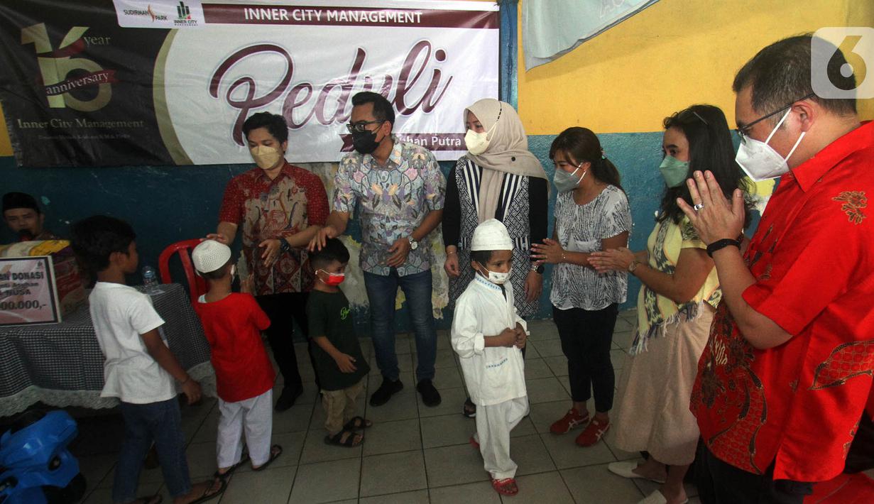 Anak-anak panti asuhan menerima santunan di Yayasan Putra Nusa Jakarta, Jakarta (2/03/2022). Kegiatan bakti sosial yang mengusung tema Persatuan Menjadi Kekuatan ICM & P3SRS, menggandeng PPRS, Badan Pengelola Apartemen, komunitas dan perwakilan penghuni Apartemen Sudirman Park. (Liputan6.com/HO/ICM)