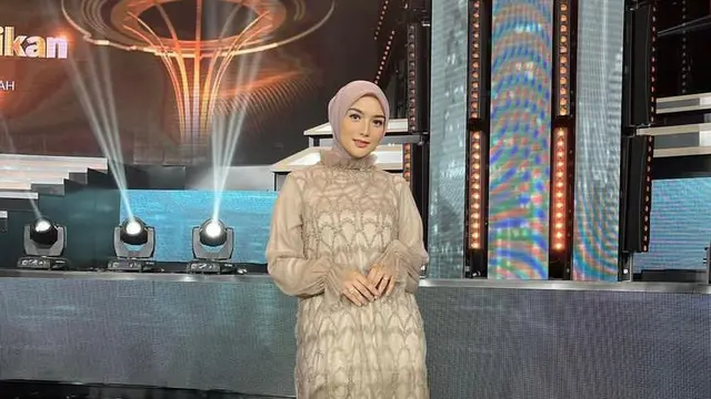 7 Ide OOTD Kondangan Hijab Simple ala Seleb, dari Citra Kirana hingga Tya Ariestya