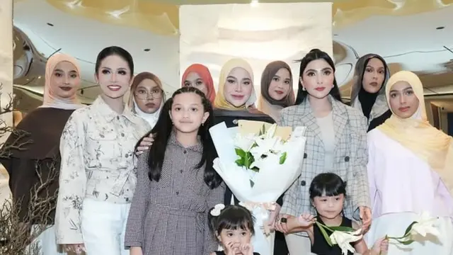 Krisdayanti hadir dipeluncuran koleksi Terbaru Noora by Aurel Hermansyah. Dok. Aurel Hermansyah