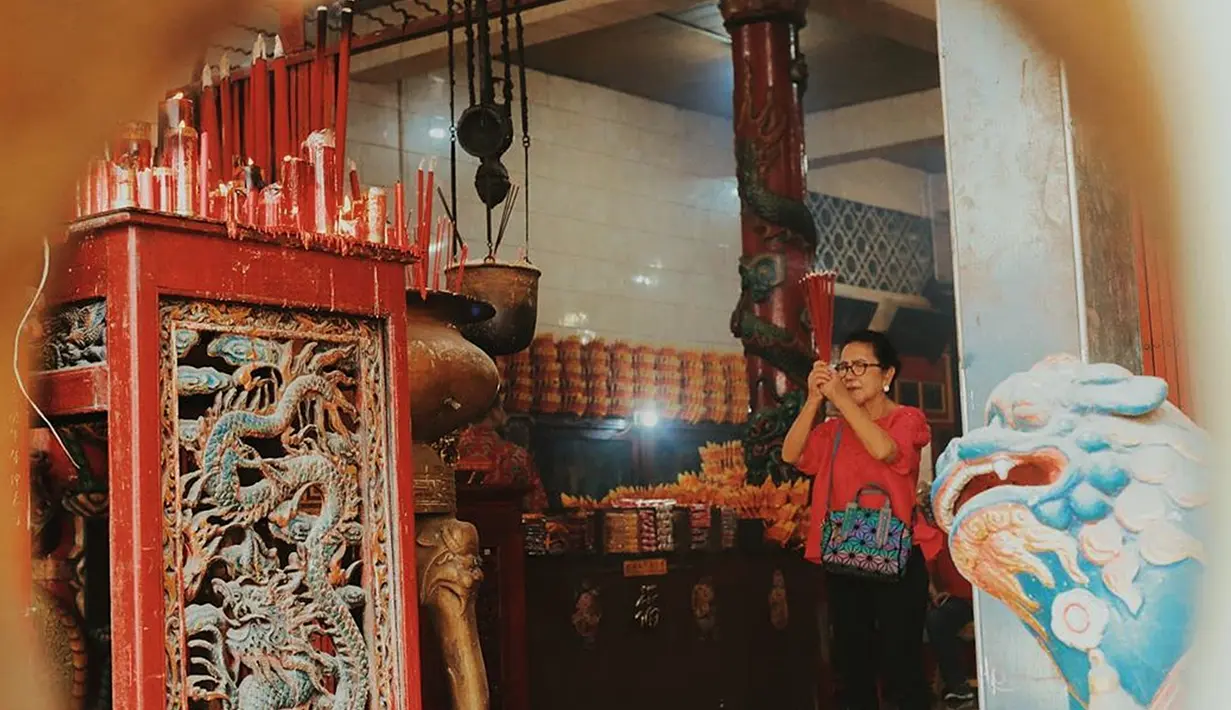Salah satunya ialah klenteng tertua yang ada di Surabaya. Klenteng ini bernama Hong Tiek Hian yang terletak di  terletak di Jl. Dukuh, di Surabaya Utara, di daerah Pecinan. Selain sebagai tempat ibadah klenteng ini pun menjadi tempat menyelenggarakan pertunjukan wayang. (Liputan6.com/IG/@surabaya)