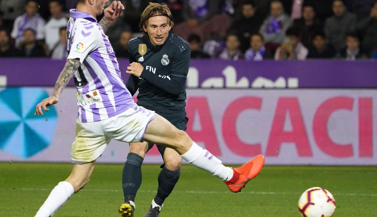 Gelandang Real Madrid, Luka Modrid melepaskan tembakan pada laga lanjutan La Liga yang berlangsung di Stadion Nuevo Jose Zorrilla, Valladolid, Senin (11/3). Real Madrid menang 4-1 atas Valladolid. (AFP/Cesar Manso)