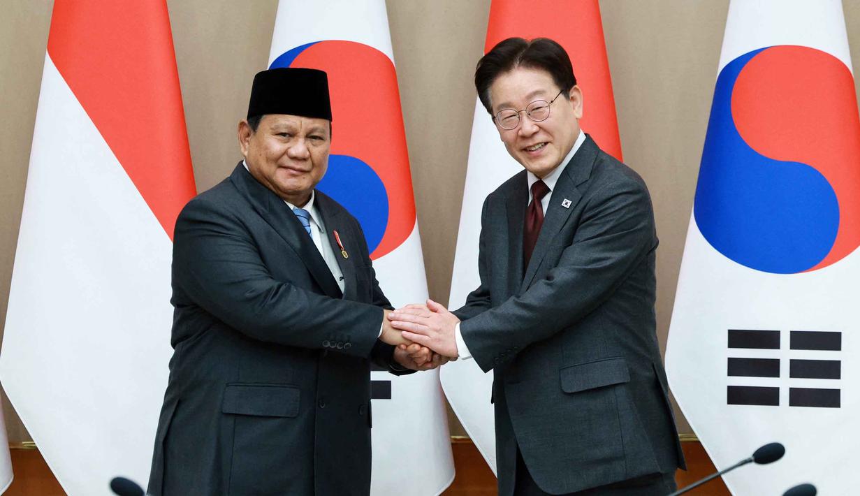 Kedua pemimpin negara tersebut akan membahas kerja sama strategis, terutama di bidang Artificial Intelligence (AI) atau Kecerdasan Buatan, energi (PLTN), pertahanan, dan investasi. Tampak dalam foto, Presiden Republik Indonesia, Prabowo Subianto (kiri) bersama Presiden Korea Selatan Lee Jae-myung bersalaman untuk foto bersama saat pertemuan mereka di kantor kepresidenan di Seoul pada 1 April 2026. (YONHAP/AFP)