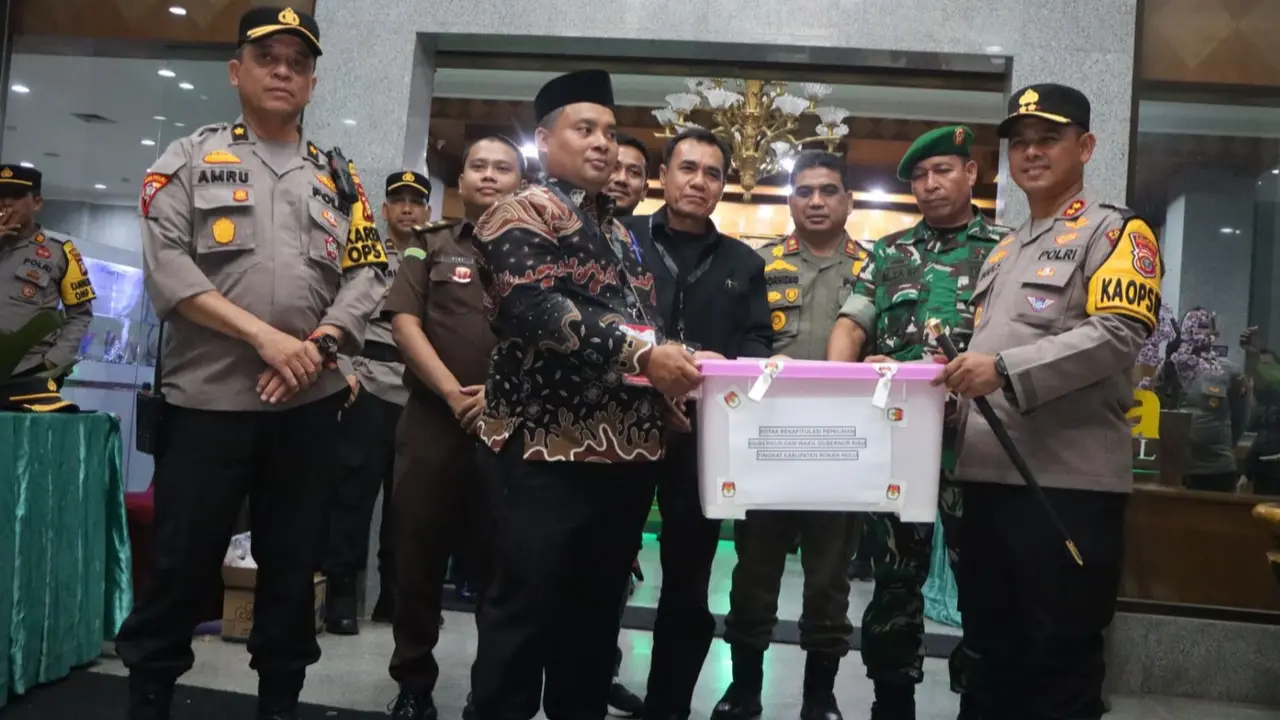 Penyerahan hasil pleno rekapitulasi suara Pilkada Rohul untuk dibawa ke KPU Riau.