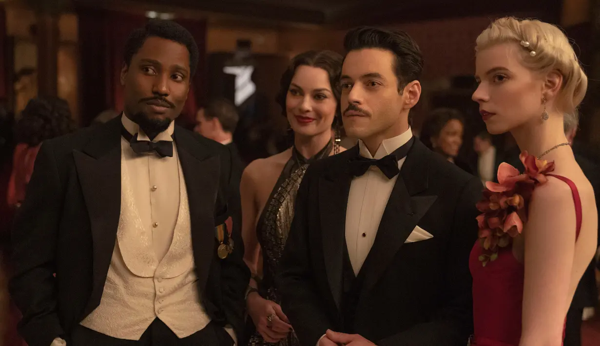 (kiri ke kanan) John David Washington, Margot Robbie, Rami Malek, dan Anya Taylor-Joy dalam sebuah adegan dari film 'Amsterdam'. Christian Bale, Margot Robbie, dan John David Washington yang berprofesi sebagai dokter, perawat, dan pengacara ini sebetulnya tengah berkunjung ke kota. (Merie Weismiller Wallace/20th Century Studios via AP)