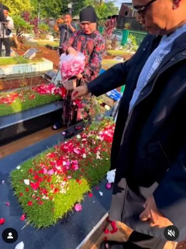 Mengenang Satu Tahun, Ini 6 Momen Haji Faisal Ziarah ke Makam Vanessa dan Bibi Ardiansyah