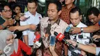 Wali Kota Semarang, Hendra Prihadi memberikan keterangan kepada awak media usai menjalani pemeriksaan di Komisi Pemberantasaan Korupsi, Jakarta, Selasa (16/2). Hendra diperiksa sebagai saksi dugaan suap anggaran Kemenpupera. (Liputan6.com/Helmi Afandi)