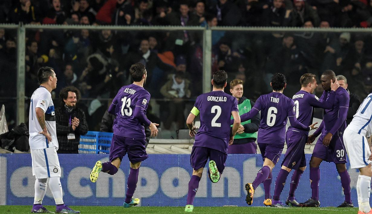 Pemain Fiorentina merayakan gol kemenangan yang dicetak Khouma Babacar ke gawang Inter Milan dalam laga Serie A Italia di Stadion di Artemio Franchi, Firenze, Senin (15/2/2016) dini hari WIB. (AFP/Andreas Solaro)