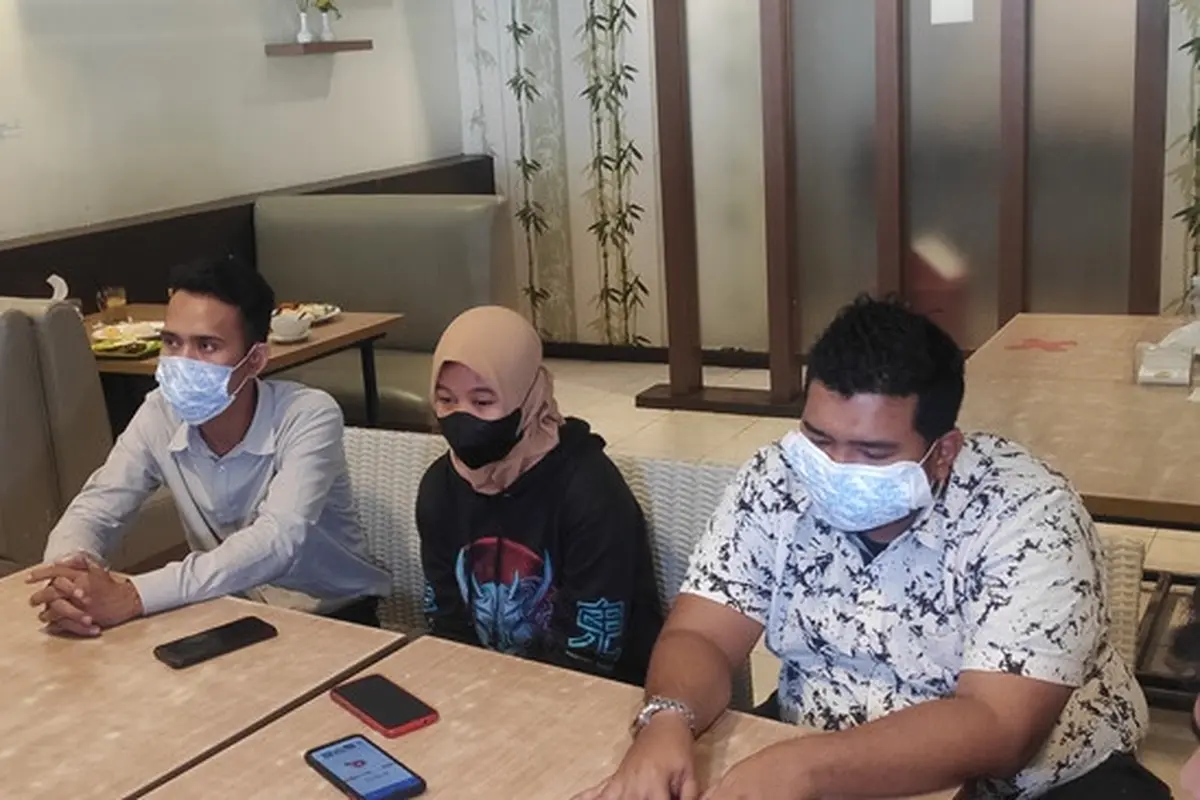Ibu rumah tangga di Rokan Hulu yang mengaku menjadi korban pemerkosaan bersama dua kuasa hukumnya.