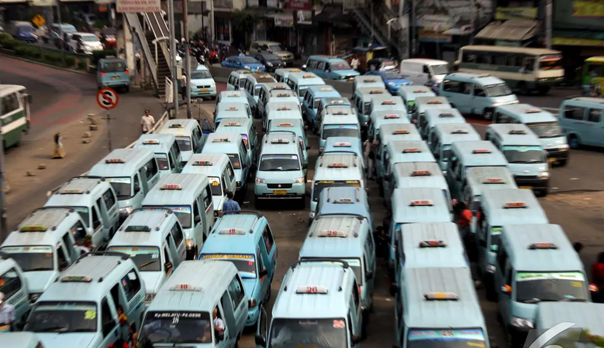 Penyesuaian tarif mulai berlaku Selasa (18/11/2014) bagi seluruh sektor yakni darat, laut, udara, dan kereta api, Jakarta, Selasa (18/11/2014). (Liputan6.com/Johan Tallo)