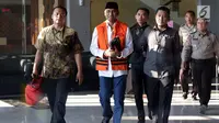 Bupati Kudus, Muhammad Tamzil (kedua kiri) digiring petugas usai menjalani pemeriksaan terkait dugaan suap pengisian jabatan perangkat daerah di lingkungan Pemkab Kudus, Gedung KPK Jakarta, Sabtu (27/7/2019). Dalam kasus ini, KPK menetapkan tiga tersangka. (Liputan6.com/Helmi Fithriansyah)