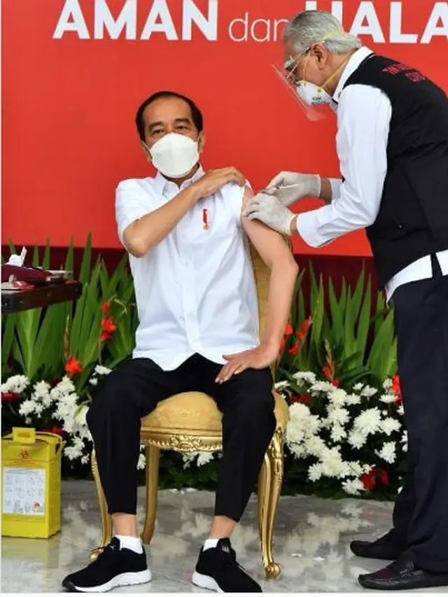 Sneakers Jokowi Saat Suntik Vaksin Covid-19 Perdana, Harganya Tak Sampai Rp500 Ribu