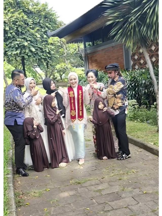 6 Potret Cecillia Gina Putri Limbad Lulus S2 MARS, Wisuda Dihadiri Keluarga