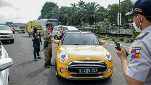 Mobil Ayu Ting Ting diberhentikan karena ganjil genap akhir pekan di Bogor. (Istimewa)