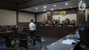 Terdakwa musisi I gede Ari Astina atau Jerinx mengikuti sidang tuntutan di PN Jakarta Pusat, Jakarta, Jumat (18/2/2022). Jerinx dituntut dua tahun penjara dan denda Rp50 juta subsider dua bulan kurungan atas kasus dugaan pengancaman kepada Adam Deni. (Liputan6.com/Herman Zakharia)