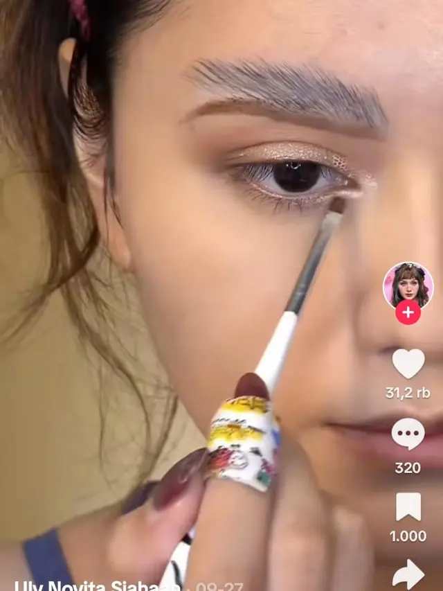 Glittery Eye Make Up: Make Up Imitasi Syifa Hadju