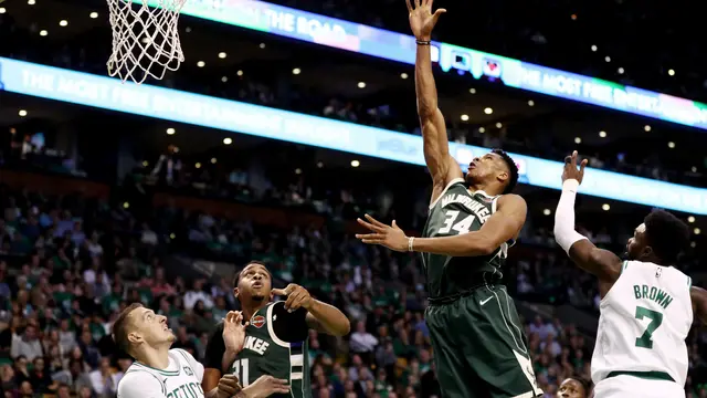 Aksi Giannis Antetokounmpo saat melawan Celtics