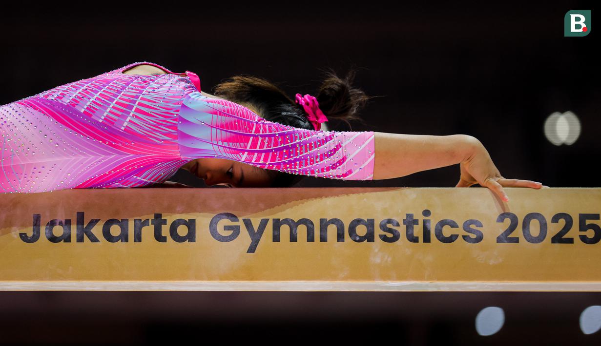 <p>Pesenam putri Indonesia, Salsabilla Hadi Pamungkas melakukan podium training nomor balok keseimbangan jelang Kejuaraan Dunia Gimnastik 2025 di Indonesia Arena, Senayan, Jakarta, Sabtu (18/10/2025). (Bola.com/Bagaskara Lazuardi)</p>