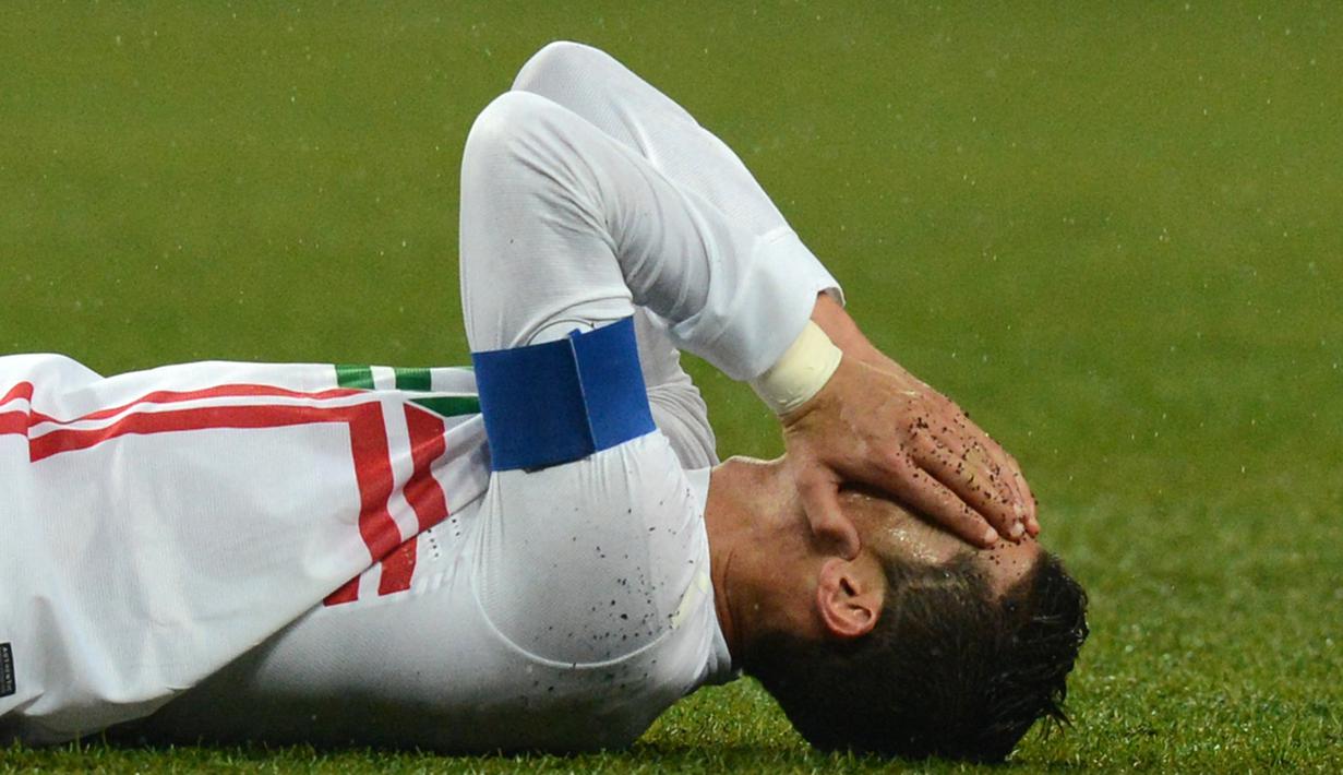 2. Cristiano Ronaldo menutup wajahnya karena kesakitan akibat terjatuh saat Portugal melawan Rusia pada laga Kualifikasi Piala Dunia 2014. (AFP/Kirill Kudryavtsev)