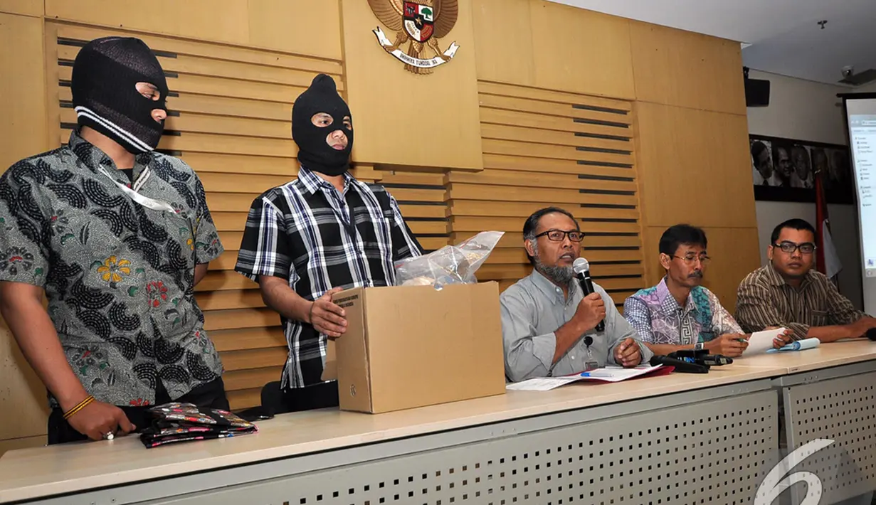 KPK menggelar barang bukti terkait operasi tangkap tangan kasus gratifikasi Ketua DPRD Bangkalan KH.Fuad Imron, Selasa (2/12/2014). (Liputan6.com/Miftahul Hayat)