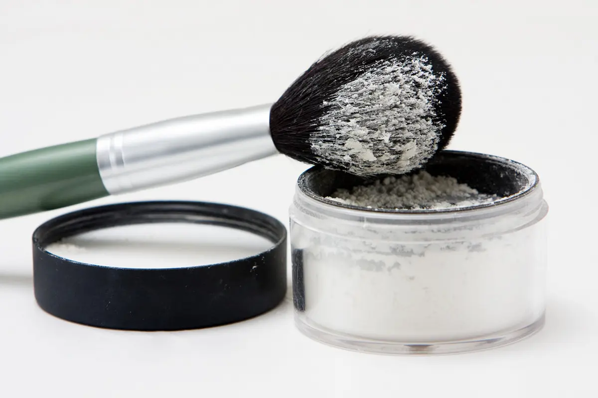Trik Mengaplikasikan Concealer untuk Samarkan Mata Panda, Bye Wajah Lelah!