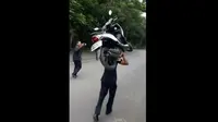 Seperti Hercules, Satpam Memanggul Motor