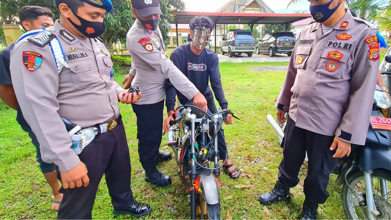 Seorang remaja bersama sepeda motornya diamankan dalam razia aksi balapan liar di Aceh Utara, Minggu pagi (Liputan6.com/Ist)