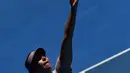 Petenis Rusia Maria Sharapova bersiap memukul bola saat bertanding melawan petenis Jerman, Tatjana Maria pada putaran pertama di kejuaraan tenis Australia Terbuka 2018 di Melbourne (16/1). Sharapova menang 6-1, 6-4. (AFP Photo / Greg Wood)