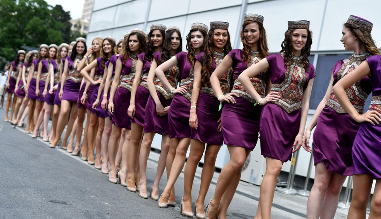 Gaya grid girl F1 GP Baku di Sirkuit Baku, Azerbaijan, Minggu (19/6/2016). (AFP/Andrej Isakovic)