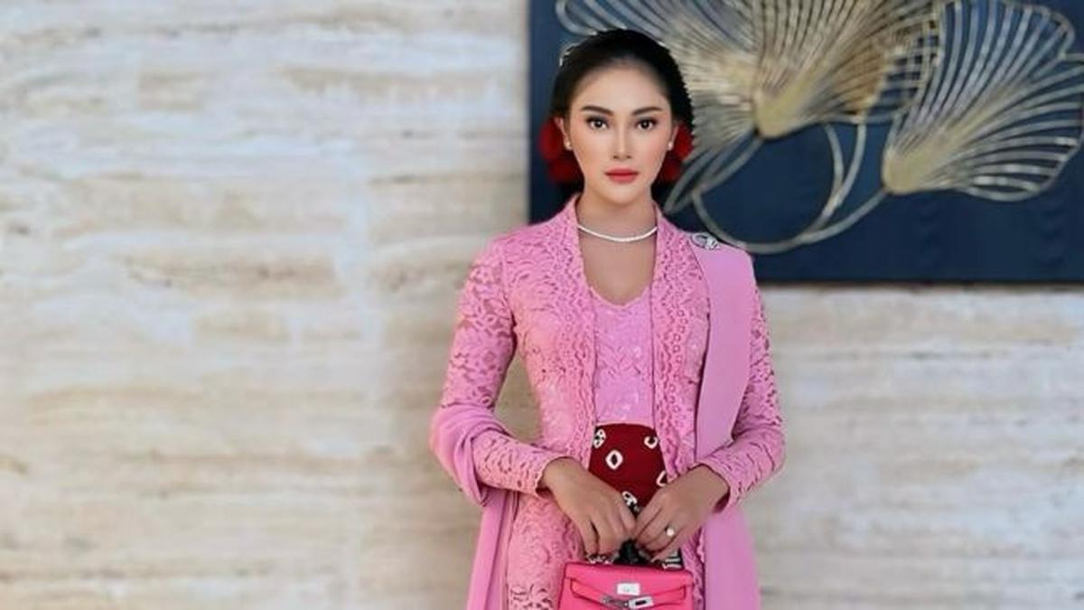 5 Inspirasi Model Kebaya Modern Ala Devina Kirana, Anggun dengan Pilihan Warna Cerah