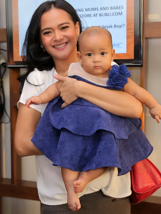 "Keisha sudah 5 bulan. Dia sudah sadar kamera. Bayi narsis karena orangtuanya juga narsis. Sudah banyak fotonya," ujar Shezy Idris, di Hotel Veranda, Kebayoran Baru, Jakarta Selatan, Senin (20/6/2016). (Andy Masela/Bintang.com)