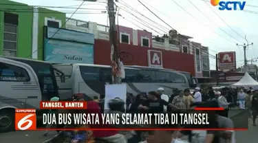 Kedatangan dua bus rombongan yang selamat dari kecelakaan maut Tanjakan Emen di Subang, Jawa Barat ini disambut haru oleh keluarga.