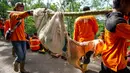 Sedikitnya, 48 rumah roboh atau hilang akibat tertimbun material longsor. Tampak daam foto, relawan penyelamat membawa seekor kambing milik warga setempat dari lokasi longsor Desa Situkung, Banjarnegara, Jawa Tengah, pada Selasa 18 November 2025. (DEVI RAHMAN/AFP)