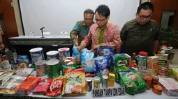 Kepala BPOM, Roy Sparringa (tengah) memeriksa hasil operasi Opson V di Gedung BPOM, Jakarta, Selasa (12/4/2016). BPOM menemukan pangan illegal di 13 wilayah di Indonesia dan menindak 46 sarana peredaran pangan illegal. (Liputan6.com/Helmi Fithriansyah)